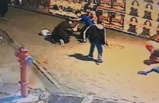 Dehşete düşüren kavga kamerada: Para vermediler diye bıçak ve kaskla saldırdılar!