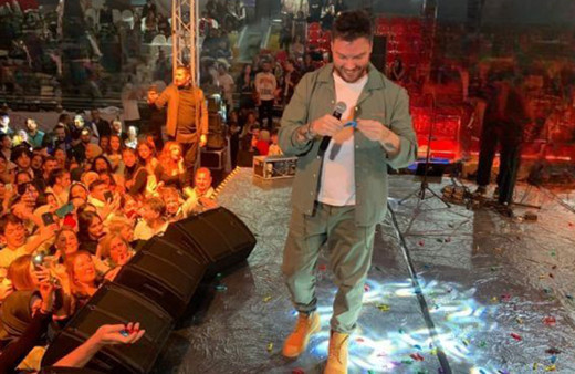 Sinan Akçıl konserde "Enerjim kalmadı" dediğine pişman oldu! Bakın sahneye ne fırlattılar!