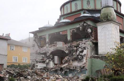 Düzce depreminde büyük hasar almıştı! Tarihi camii yıkılıyor