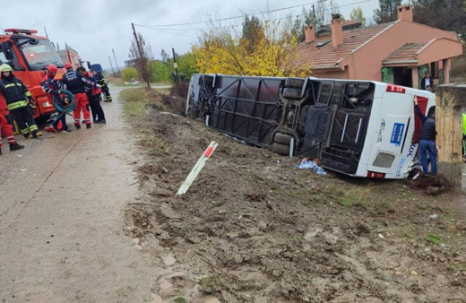 Diyarbakır’da yolcu otobüsü devrildi: 3’ü ağır 33 yaralı