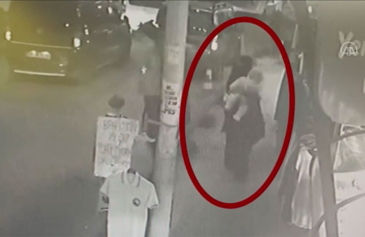 İstanbul'da kucağında çocuğuyla yürüyen kadın vurularak öldürüldü! Cinayet anı kamerada