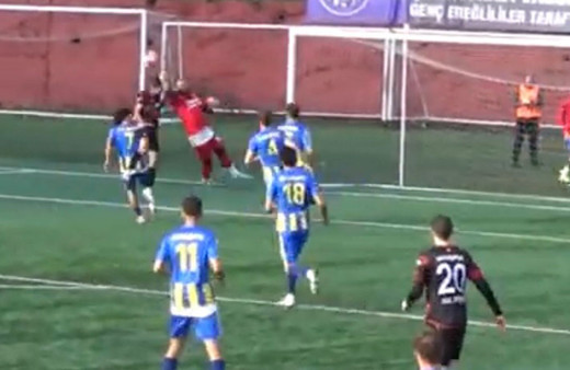 Futbolcu ile kafa kafaya çarpışan kalecinin kafatası çatladı! Ölüm tehlikesi var