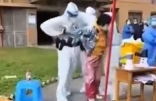 Çin iyice azıttı Uygur'da kadına sokak ortasında anal korona testi! Kadının çığlıkları sokağa inletti