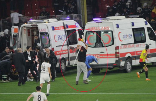 Göztepe Altay maçı olayları en net görüntüsü çıktı kaleciye vurma anı ve fişeğin ateşlenmesi