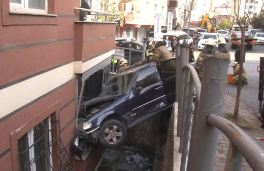 Ümraniye'de korku dolu anlar! Otomobil daireye çarptı