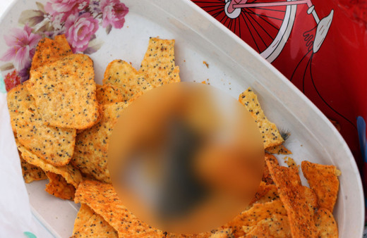 BİM'in cipsinden fare çıktı paketi açıp tabağa dökünce dehşete düştüler kusanlar da var