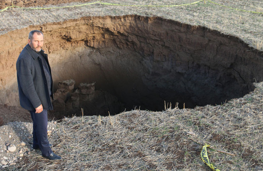 Sivas'ta hayvanlarını otlatırken oldu toz dumanın dağılmasıyla dehşete düştü 10 metre çapında