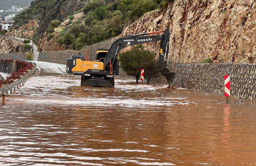 Meteoroloji uyarmıştı! Kaş'ı sel vurdu hayat felç oldu: Ağaçlar yıkıldı, araçlar mahsur kaldı, denizin rengi değişti!