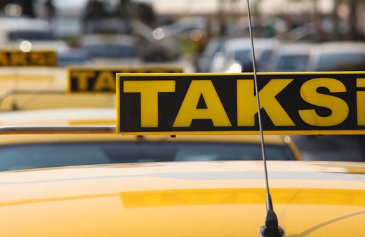 Yolcudan fazla ücret isteyen taksicinin aracı trafikten menedildi!