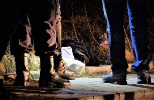 Karısını saçından sürükleyerek boş araziye götürüp başını keserek öldürdü! Babasını yaralayınca da...