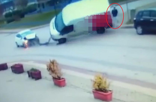 Bunun adı mucize! Yolda yürürken hayatının şokunu yaşadı son anda kurtuldu