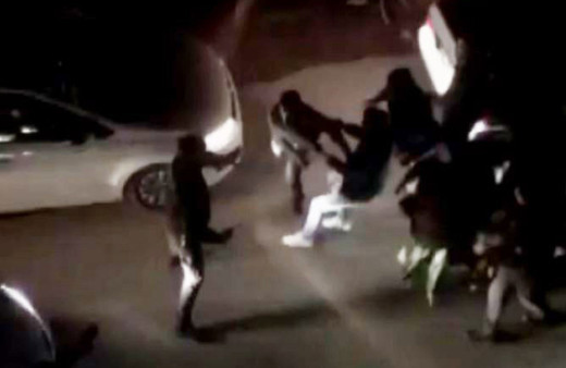 Düğün salonunda başlayan kavga sokağa taştı! Tekme ve yumruklar havada uçuştu: Nedeni ise...