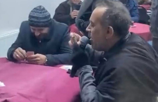 Haluk Levent konserde üşüyünce soluğu kahvede aldı! Hem şarkı söyledi hem pişti oynadı