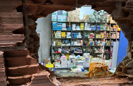 Bu hırsızlık filmlere konu olur! Duvarı deldi, güvenlik kamerasını bile çaldı ama polisten kaçamadı!