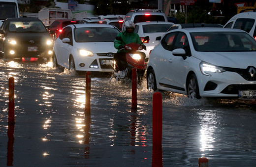 Bodrum'a 15 dakika sağanak yetti de arttı! Her yeri su bastı...