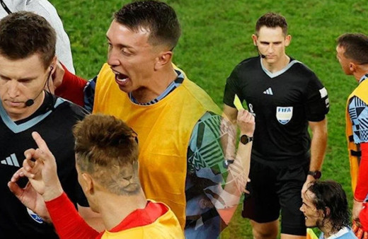 Uruguay Gana maçında saha bir anda karıştı: Muslera çılgına döndü, hakemin üzerine yürüdü ve...