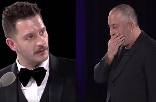 Uraz Kaygılaroğlu sahnede Cem Yılmaz'ı fena bozdu! "Ciddi bir şey anlatıyorum"