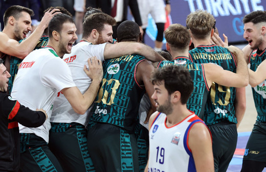 İki kez uzatmaya gitti: Nefes kesen maçta Pınar Karşıyaka, Anadolu Efes'i devirdi!