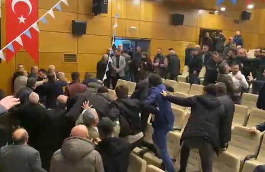 İYİ Parti kongresinde kavga! Salon bir anda karıştı: Yumruklar havada uçuştu!