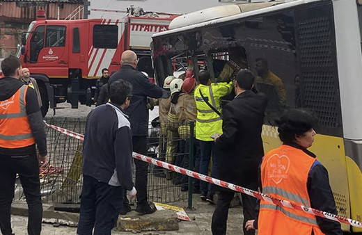İstanbul'da Tramvay İETT otobüsü ile çarpıştı deprem oluyor sandılar o anın videosu korkunç