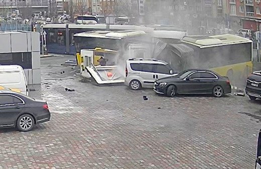 İstanbul'daki tramvay kazası güvenlik kamerasına yansıdı