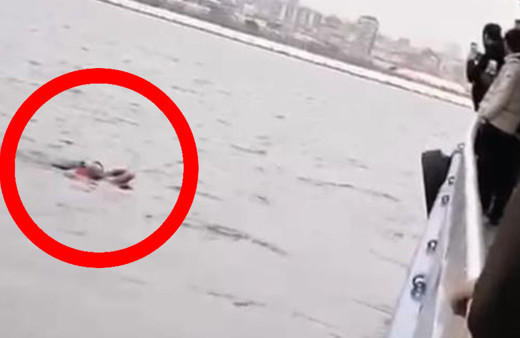 Vapurda korku dolu anlar! Denize düşen yolcu böyle kurtarıldı o anlar kamerada