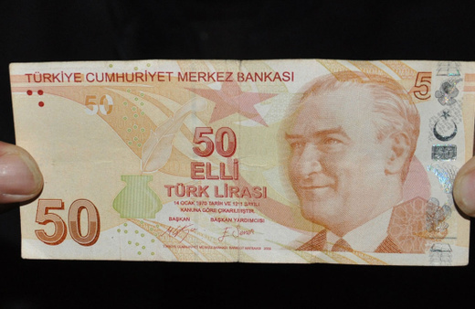 Hemen 50 liraları kontrol edin! Para sayarken fark etti sahte para sandı ama gerçek çıktı