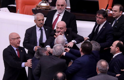 AK Partili vekilin yumruk attığı İYİ Partili vekil elektroşokla hayata döndü! 'Kaybediyorduk...