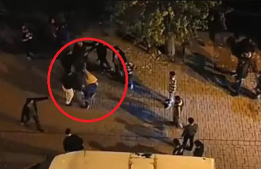 Önce dövdüler sonra polise teslim ettiler! Tacizciyi suçüstü yakalayan genç her şeyi anlattı: "Çıplak şekildeydi, şoka girdik"