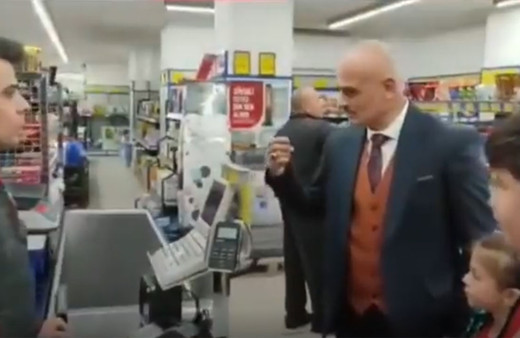Çocuklara BİM marketi protesto ettirdi! Bozkurtlar ulusun, Tanrı Türk'ü korusun...
