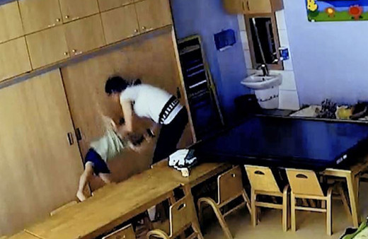 Kreşte çocuğa dayak kamerada! Çocukları ellerini arkadan bağlayıp uyutmuşlar