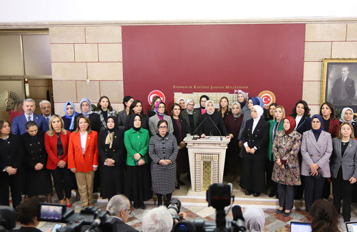 AK Parti başörtü teklifini 336 milletvekilinin imzasıyla Meclis'e sundu! Özlem Zengin açıkladı...