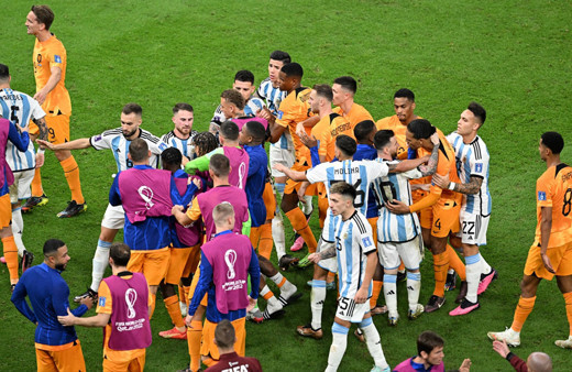 Hollanda elendi Louis van Gaal görevi bıraktı