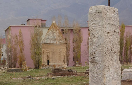 Van Gevaş'da yurt binası yıkıldı 7'den 70'e herkes memnun oldu 700 yıllık tarih kurtuldu