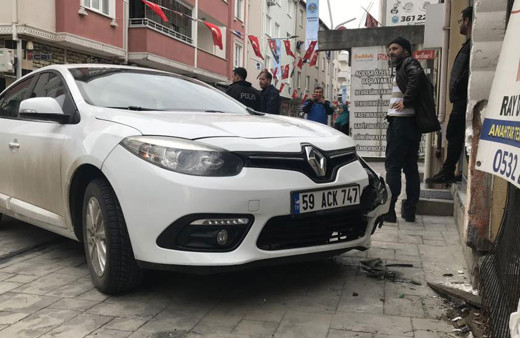Fren yerine gaza bastı dehşet saçtı! 2 kişiyi duvara sıkıştırdı