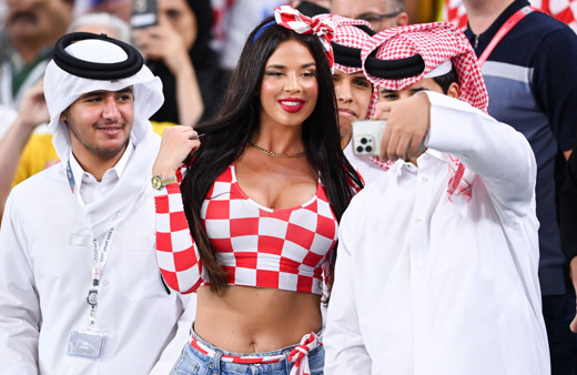 Katar'daki dünya kupasını bıraktılar onlara baktılar! En güzel futbolcu eşi ilk 11'i