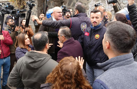 Diyarbakır'da HDP’li vekilden polislere küstah tehdit! Öcalan yürüyüşünde arbede çıktı: "Bak bu kenti birbirine katarız"