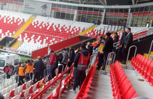 Erzincan'da tribünde kalp krizi geçiren taraftar hayatını kaybetti
