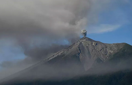 Guatemala'daki Fuego Yanardağı'nda patlama! Sonrasında oluşan yıldırım paniğe yol açtı