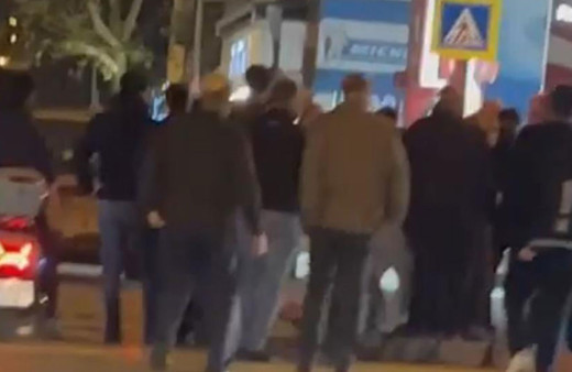 Kadını taciz etti meydan dayağı yedi! O anlar kameralara böyle yansıdı