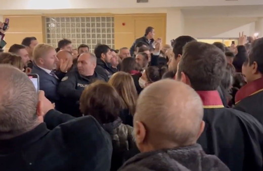 Ekrem İmamoğlu için karar duruşması! Dışarıda kaldılar, salonun önünde gerginlik