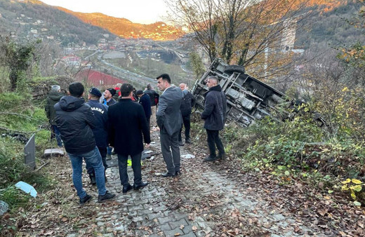 Zonguldak'ta öğrenci servisi devrildi! Ölü ve çok sayıda yaralı var