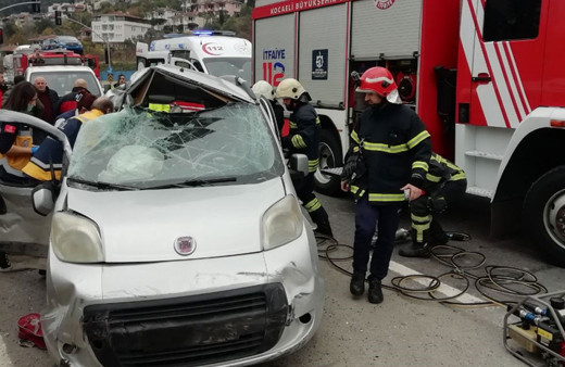 Kocaeli'de tanker dönüş yapan aracı biçti! Ölenler var