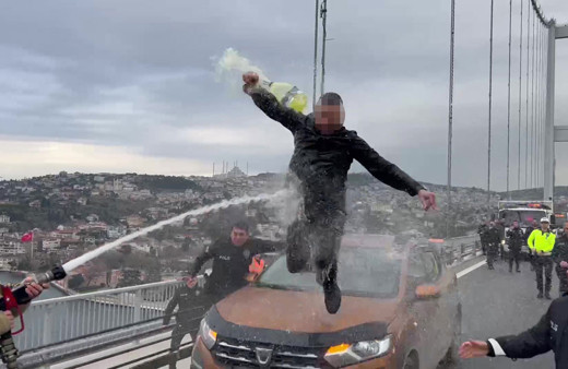 Köprüde hareketli anlar! Aracın üzerine çıkıp üzerine benzin döktü sonrası komedi tadında...