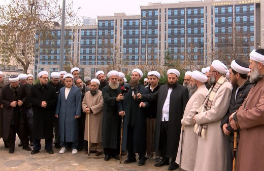 İsmailağa cemaati üyeleri Yusuf Ziya Gümüşel'e destek eylemi yaptı! 'Kötü yola düşmüş kadın...'