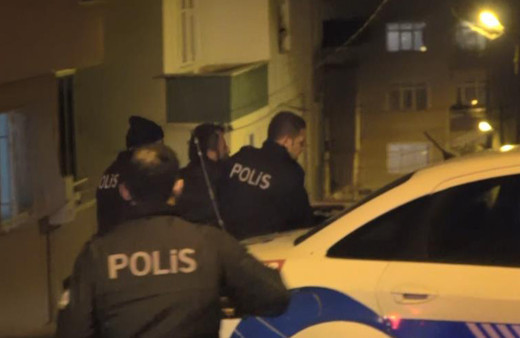 Mahalleyi ayağa kaldırdı! Evinin banyosunu yaktı, çatıya çıkıp intihara kalkıştı!