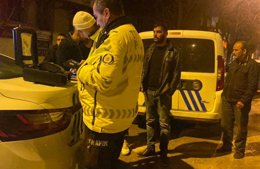 Kovalamaca sonucu yakalanan sürücü 'bizi yaktınız memur bey' dedi  alkollü ve ehliyetsiz çıktı