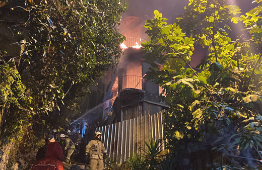 Beyoğlu’nda evsizlerin kaldığı 3 katlı metruk bina yandı! 4 yıl önce iki kişi ölmüştü