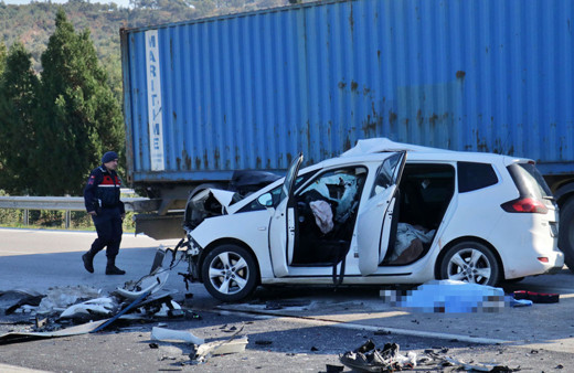 Otomobil seyir halindeki TIR'a çarptı! Feci kazada ölen var