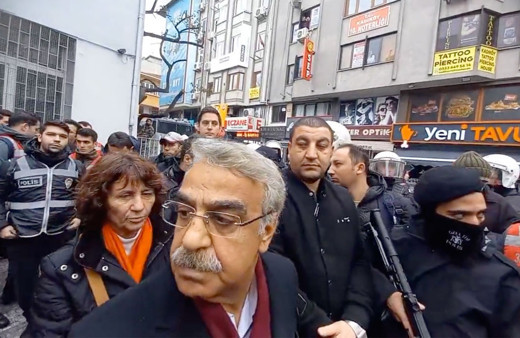 HDP Eş Genel Başkan Mithat Sancar Kadıköy'de kendi partisinin binasına alınmadı